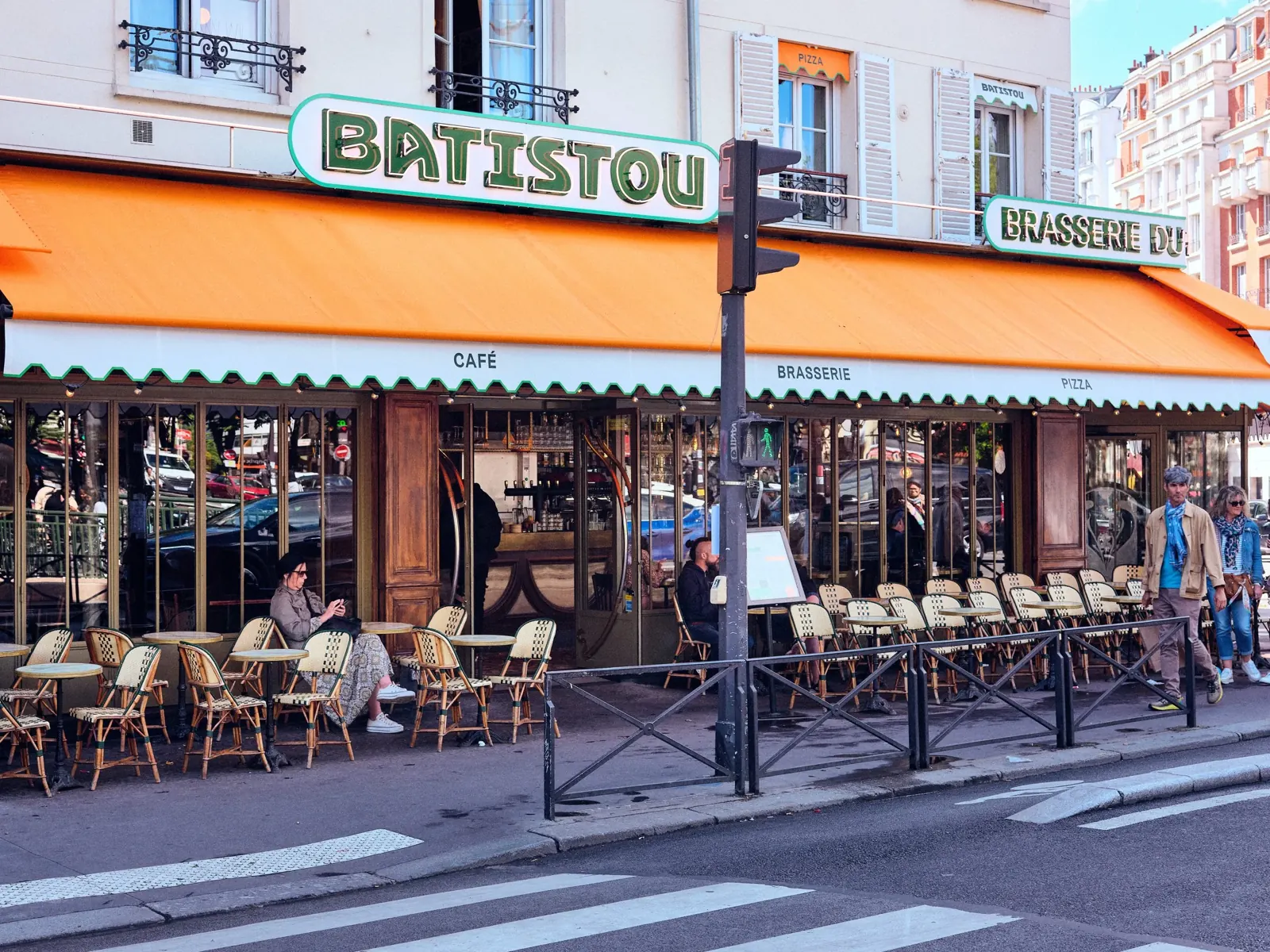 La façade et la terrasse de Batistou, brasserie du Père Lachaise, boulevard de Ménilmontant