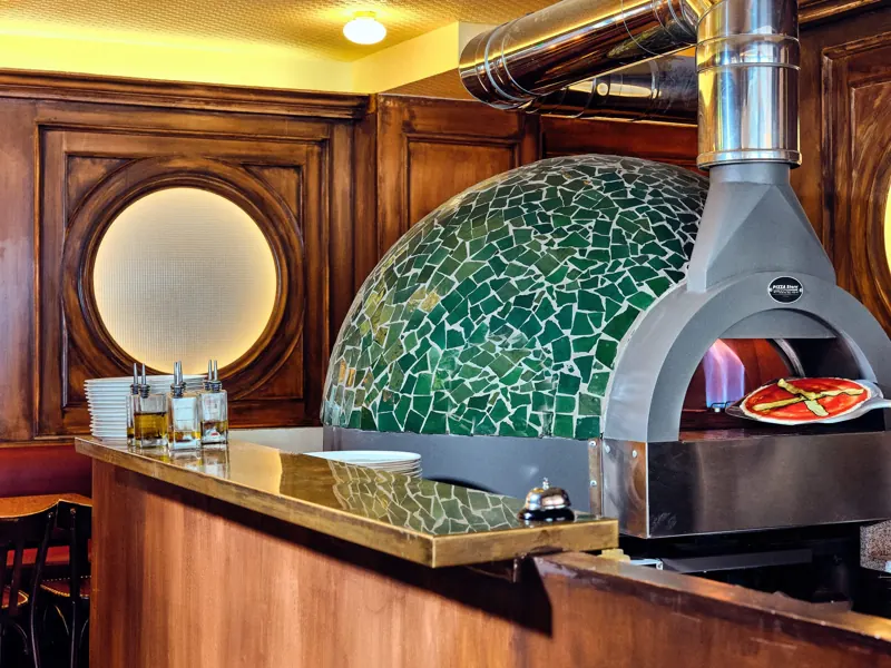 Le four à pizza en mosaïque verte de la brasserie Batistou
