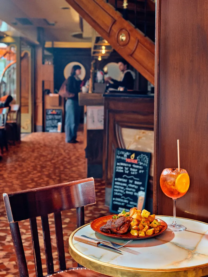 Spritz servi près de l'escalier de la brasserie Batistou