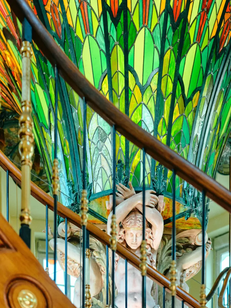 Les vitraux Art nouveau de l'escalier de la Brasserie du Père Lachaise